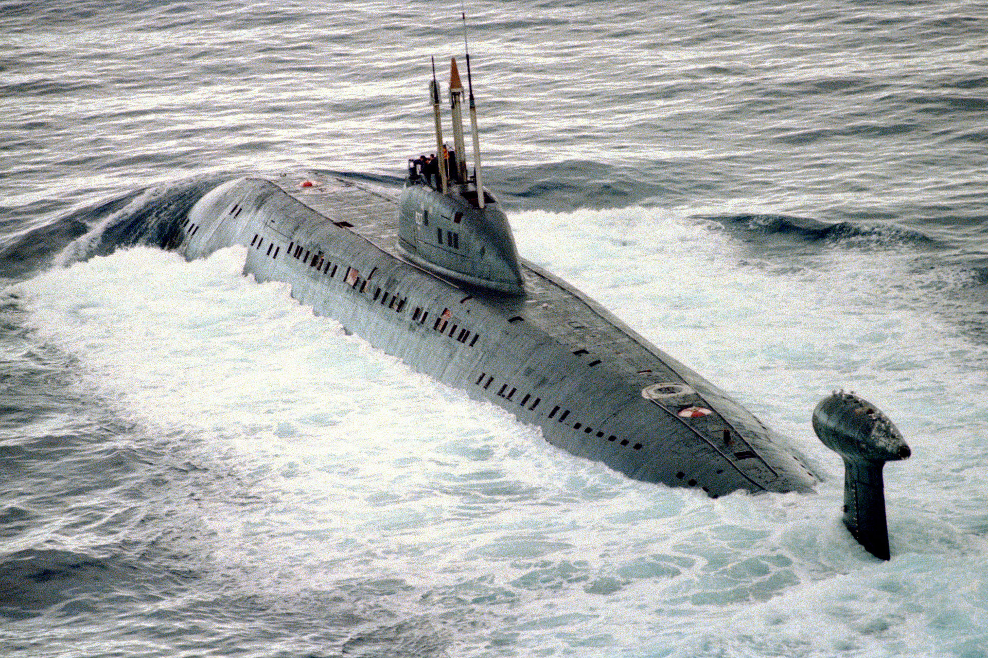 Victor 1920px-Victor_III_class_submarine