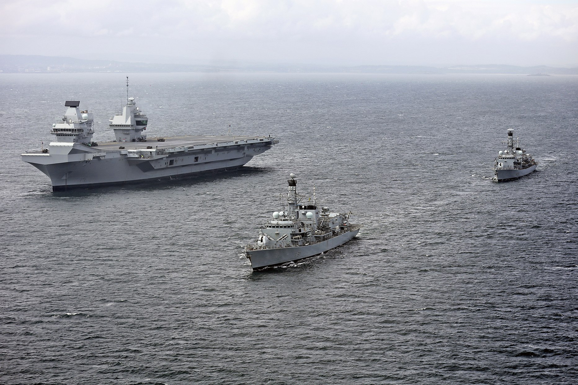 HẢI QUÂN HOÀNG GIA (Royal Navy) Royal Navy HMS_Queen_Elizabeth_(R08)_underway_during_trials_with_HMS_Sutherland_(F81)_and_HMS_Iron_Duke_(F234)_on_28_June_2017_(45162784)